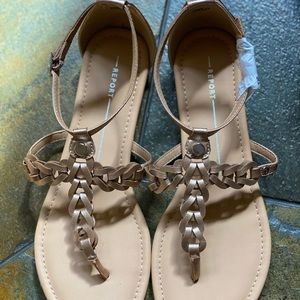 Laroe T strap sandal